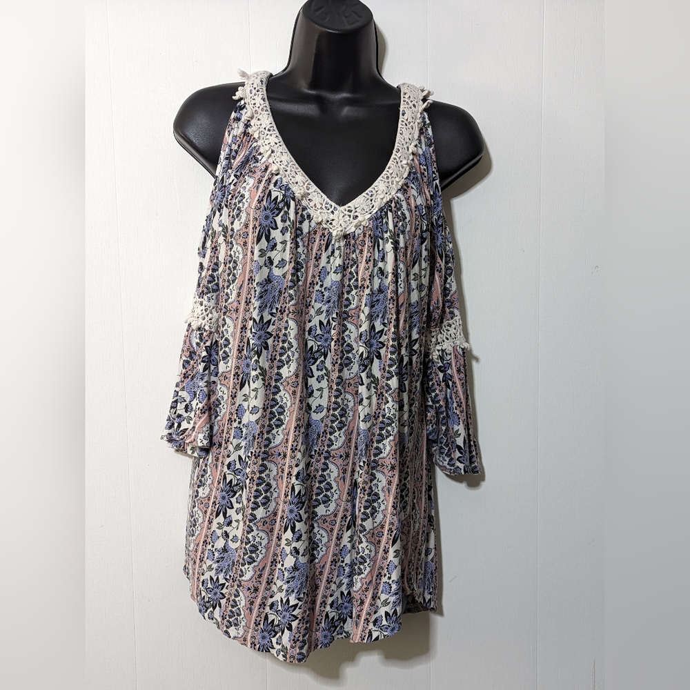 Women's G Collection Floral and Crochet  Top Size Medium